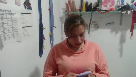 Snapshot of cloepussy chatting on 09/10/25, 06:30 cloepussy online show from 09/10/25, 06:30