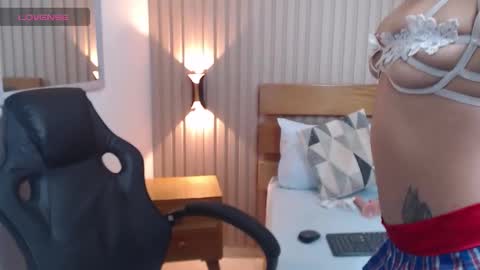 Snapshot of cloey07_ chatting on 12/05/25, 03:37 C L O E Y online show from 12/05/25, 03:37