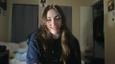 Snapshot of clover_tully chatting on 12/12/24, 01:21 Clover online show from 12/12/24, 01:21