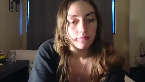 Snapshot of clover_tully chatting on 12/22/24, 12:38 Clover online show from 12/22/24, 12:38