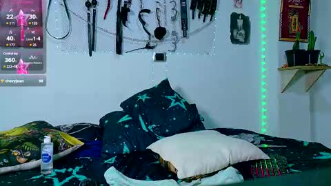 Snapshot of clydexxxbunny chatting on 03/05/25, 07:49 Clyde and Bunny online show from 03/05/25, 07:49