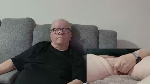 Snapshot of cockneymack51 chatting on 10/14/25, 03:35 Charlie. online show from 10/14/25, 03:35