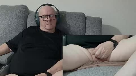 Snapshot of cockneymack51 chatting on 11/03/25, 04:08 Charlie. online show from 11/03/25, 04:08