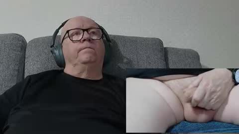 Snapshot of cockneymack51 chatting on 02/24/26, 12:52 Charlie. online show from 02/24/26, 12:52