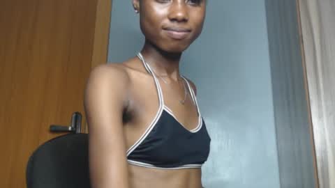 Snapshot of coco_petitqueen chatting on 01/07/25, 07:49 coco_petitqueen online show from 01/07/25, 07:49