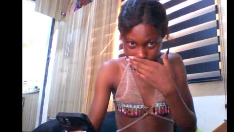 Snapshot of coco_petitqueen chatting on 01/19/25, 02:06 coco_petitqueen online show from 01/19/25, 02:06