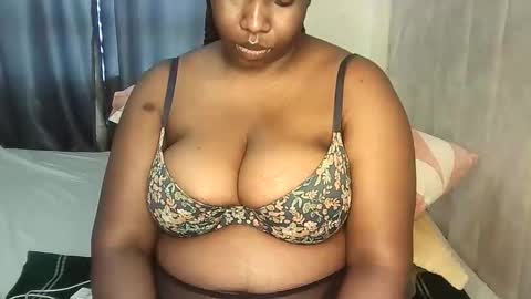 Snapshot of coco_vibes chatting on 03/25/26, 01:28 Zuri online show from 03/25/26, 01:28