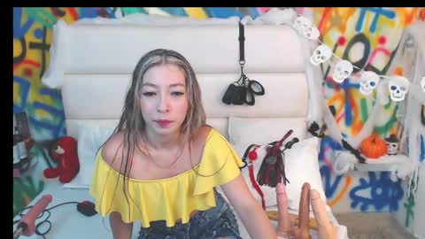 Snapshot of collins_aria chatting on 10/09/25, 11:30 valentina online show from 10/09/25, 11:30