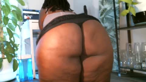 Snapshot of colorfullydark chatting on 02/26/25, 01:41 Noni online show from 02/26/25, 01:41