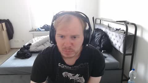 Snapshot of commanderchip chatting on 10/19/25, 12:39 commanderchip online show from 10/19/25, 12:39