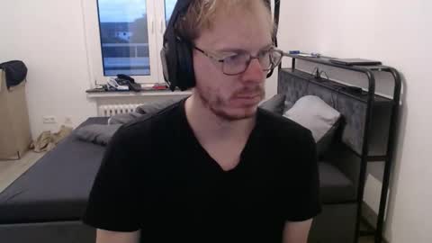 Snapshot of commanderchip chatting on 10/25/25, 06:10 commanderchip online show from 10/25/25, 06:10