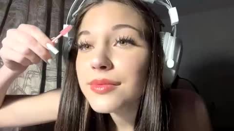 Snapshot of conchitaderricott chatting on 10/14/25, 01:01 Bella online show from 10/14/25, 01:01