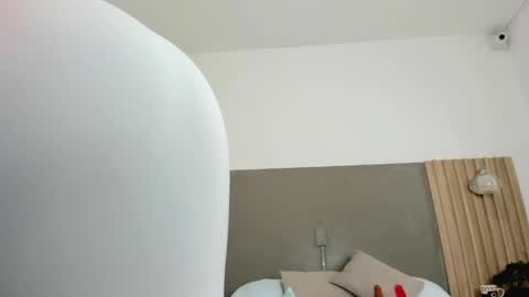 C O R A  L online show from 12/05/25, 02:09