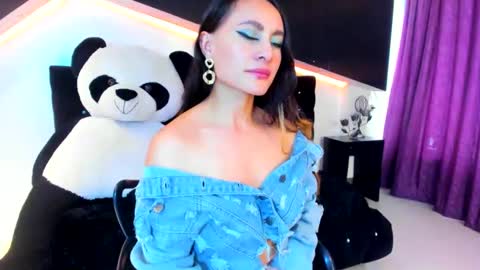 Snapshot of coral_gibson chatting on 02/12/25, 06:51 Coral online show from 02/12/25, 06:51