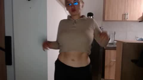 Coralein online show from 12/23/25, 06:00