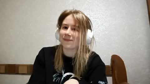 Snapshot of coraliepenick chatting on 05/30/26, 12:13 Niki online show from 05/30/26, 12:13
