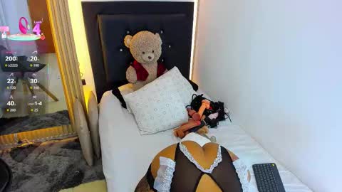 Coraline connected from 10 pm to 6 am Colombia time online show from 11/27/25, 01:07