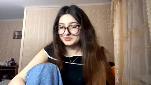 Elisheva online show from 11/04/25, 01:10