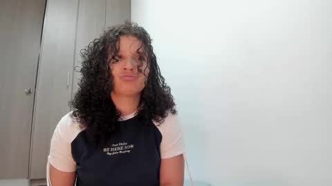 Snapshot of cositarika__ chatting on 10/06/25, 01:41 Lunita online show from 10/06/25, 01:41