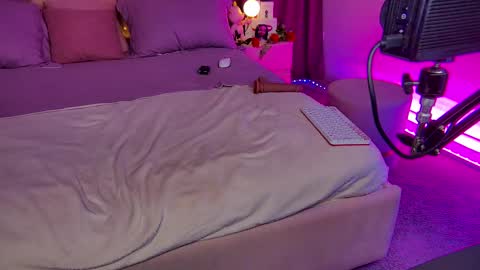 Sia online show from 02/21/25, 12:05