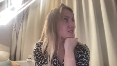 Snapshot of cosmo_blondiee chatting on 09/15/25, 03:12 cosmo_blondiee online show from 09/15/25, 03:12