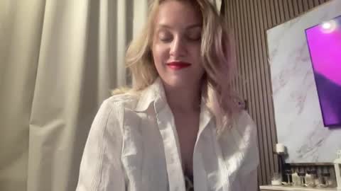Snapshot of cosmo_blondiee chatting on 09/16/25, 03:35 cosmo_blondiee online show from 09/16/25, 03:35
