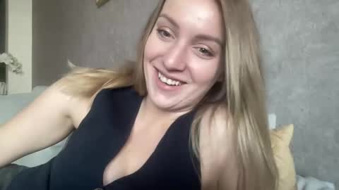Snapshot of cosmo_blondiee chatting on 09/30/25, 07:02 cosmo_blondiee online show from 09/30/25, 07:02