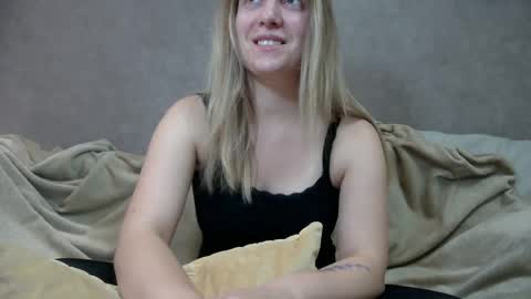 cosmo_blondiee online show from 11/11/25, 11:32