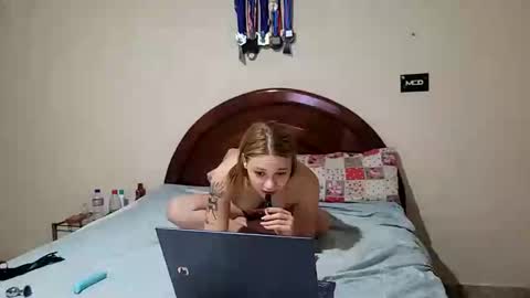 Snapshot of couplehot1515 chatting on 12/27/24, 04:04 couplehot1515 online show from 12/27/24, 04:04