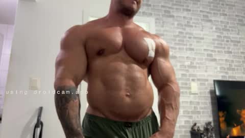 Snapshot of couplemuscle40 chatting on 03/20/26, 06:02 couplemuscle40 online show from 03/20/26, 06:02