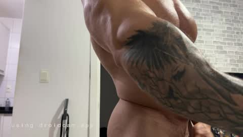 Snapshot of couplemuscle40 chatting on 04/01/26, 01:17 couplemuscle40 online show from 04/01/26, 01:17