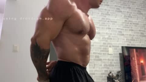 Snapshot of couplemuscle40 chatting on 04/07/26, 05:57 couplemuscle40 online show from 04/07/26, 05:57