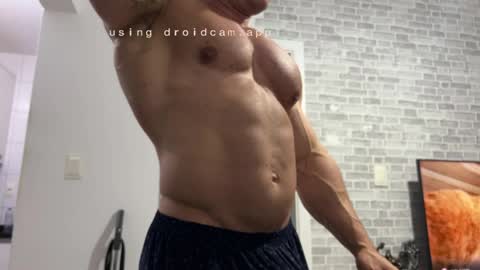 Snapshot of couplemuscle40 chatting on 04/15/26, 02:40 couplemuscle40 online show from 04/15/26, 02:40