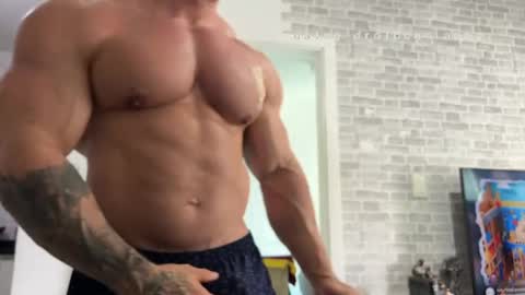 Snapshot of couplemuscle40 chatting on 04/17/26, 04:43 couplemuscle40 online show from 04/17/26, 04:43