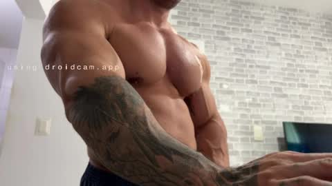 Snapshot of couplemuscle40 chatting on 05/07/26, 11:26 couplemuscle40 online show from 05/07/26, 11:26