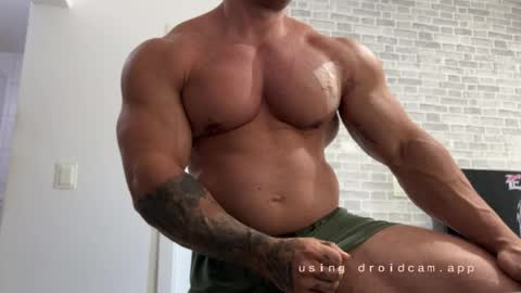 Snapshot of couplemuscle40 chatting on 05/12/26, 02:25 couplemuscle40 online show from 05/12/26, 02:25