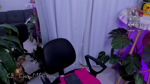 Snapshot of crazy01fantasy chatting on 12/05/24, 08:55 Laura online show from 12/05/24, 08:55