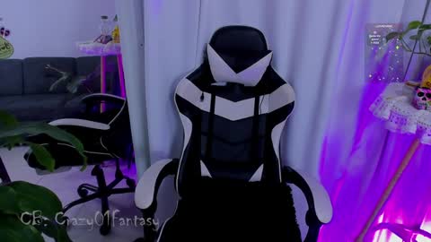 Snapshot of crazy01fantasy chatting on 01/03/25, 05:06 Laura online show from 01/03/25, 05:06