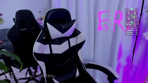 Snapshot of crazy01fantasy chatting on 01/04/25, 08:28 Laura online show from 01/04/25, 08:28