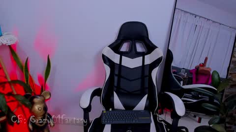 Snapshot of crazy01fantasy chatting on 01/25/25, 08:21 Laura online show from 01/25/25, 08:21