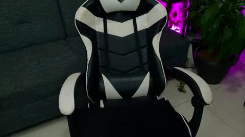 Snapshot of crazy01fantasy chatting on 04/11/26, 04:28 Laura online show from 04/11/26, 04:28