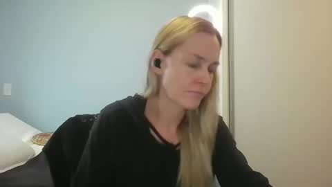 Snapshot of crazyanny chatting on 05/18/26, 10:54 Anny online show from 05/18/26, 10:54