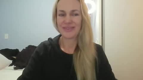Snapshot of crazyanny chatting on 05/20/26, 12:22 Anny online show from 05/20/26, 12:22