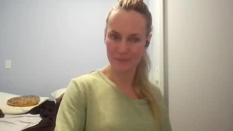 Snapshot of crazyanny chatting on 07/27/26, 12:17 Anny online show from 07/27/26, 12:17