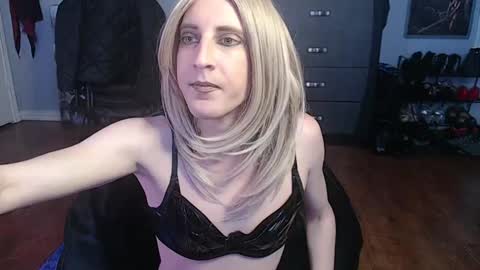 Snapshot of creamy_lust chatting on 02/26/25, 03:42 Sylvia online show from 02/26/25, 03:42
