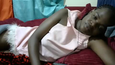 Snapshot of creamymomma chatting on 12/08/24, 02:18 verah online show from 12/08/24, 02:18