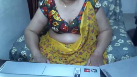 Snapshot of crezybhabihot chatting on 01/12/25, 09:08 Sonika69 online show from 01/12/25, 09:08