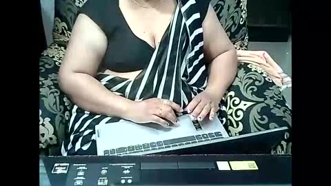 Snapshot of crezybhabihot chatting on 09/25/25, 01:04 Sonika69 online show from 09/25/25, 01:04