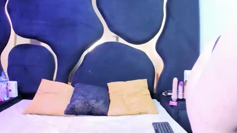 Snapshot of criistaal__ chatting on 01/19/26, 04:05 Criistaal online show from 01/19/26, 04:05