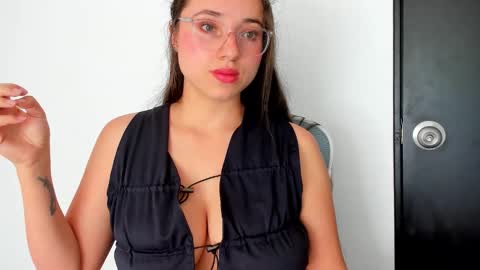 Snapshot of crimsonetoile chatting on 03/01/26, 04:20 Jen. online show from 03/01/26, 04:20